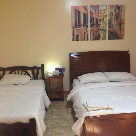 Makati Suites at Travelers Inn Makati City Exteriör bild