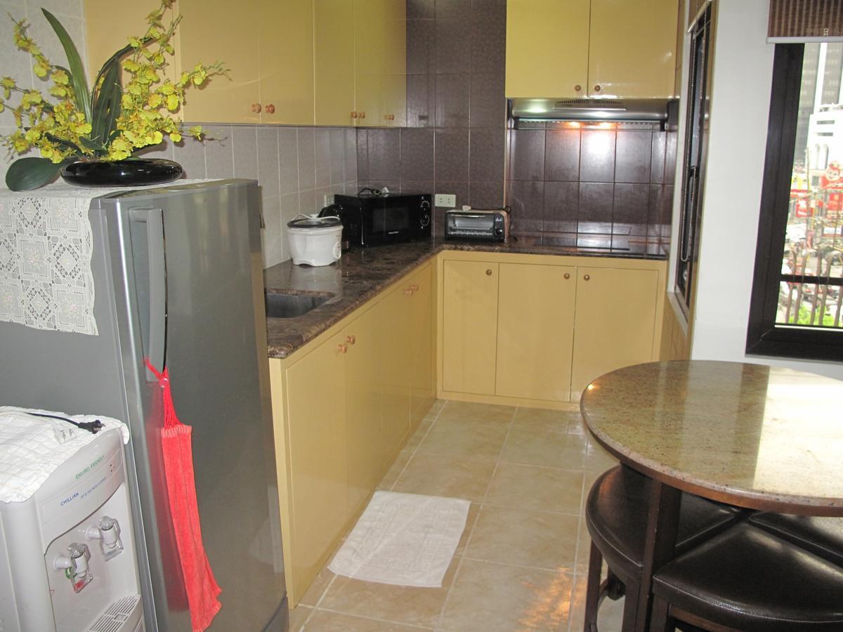 Makati Suites at Travelers Inn Makati City Exteriör bild
