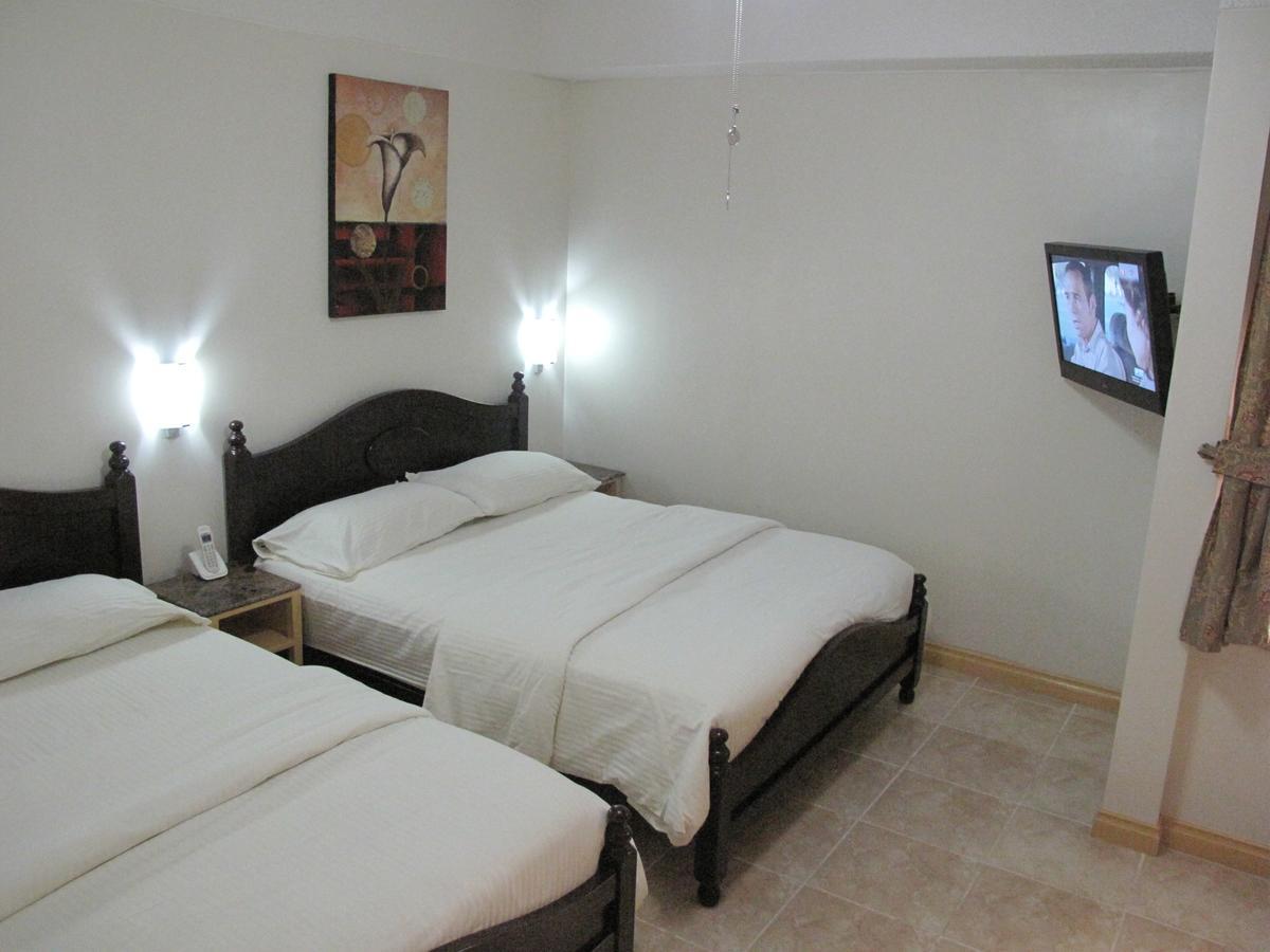 Makati Suites at Travelers Inn Makati City Exteriör bild