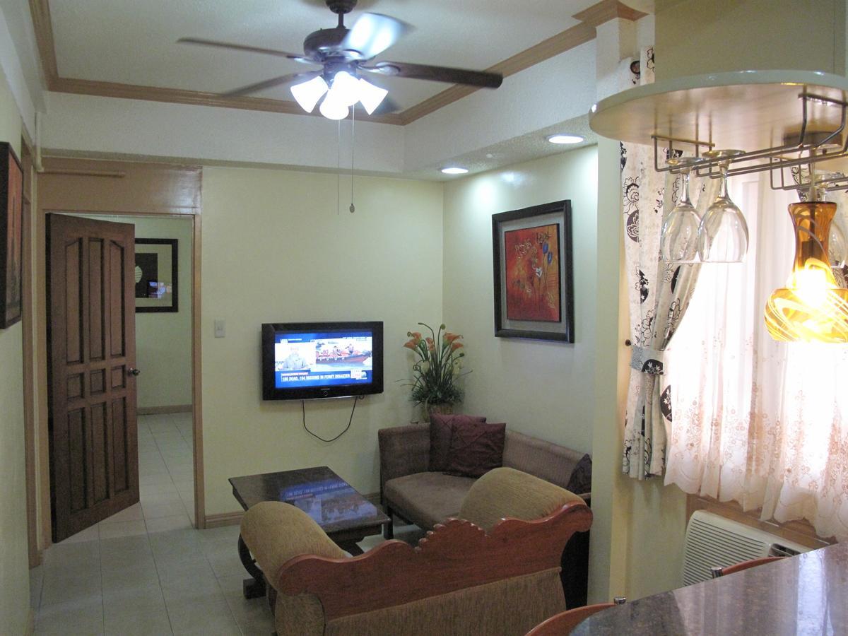 Makati Suites at Travelers Inn Makati City Exteriör bild