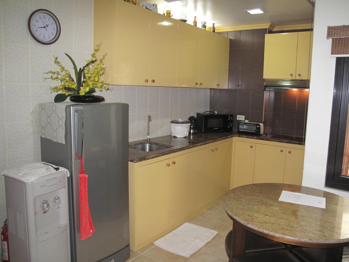 Makati Suites at Travelers Inn Makati City Exteriör bild