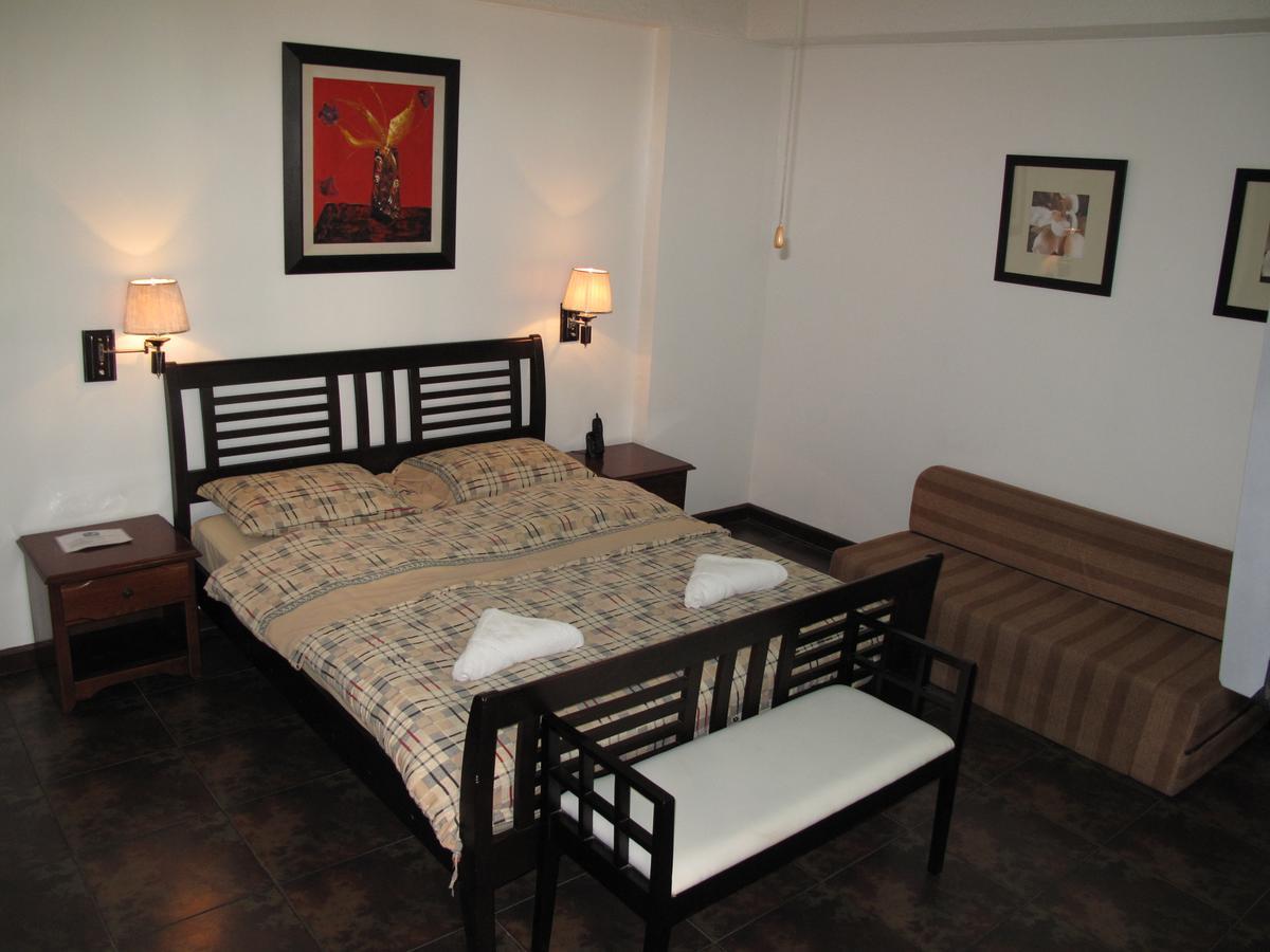 Makati Suites at Travelers Inn Makati City Exteriör bild