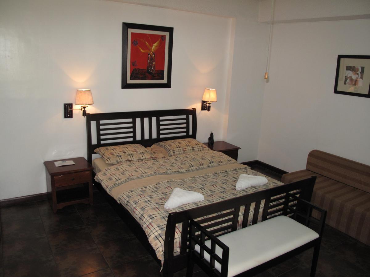 Makati Suites at Travelers Inn Makati City Exteriör bild